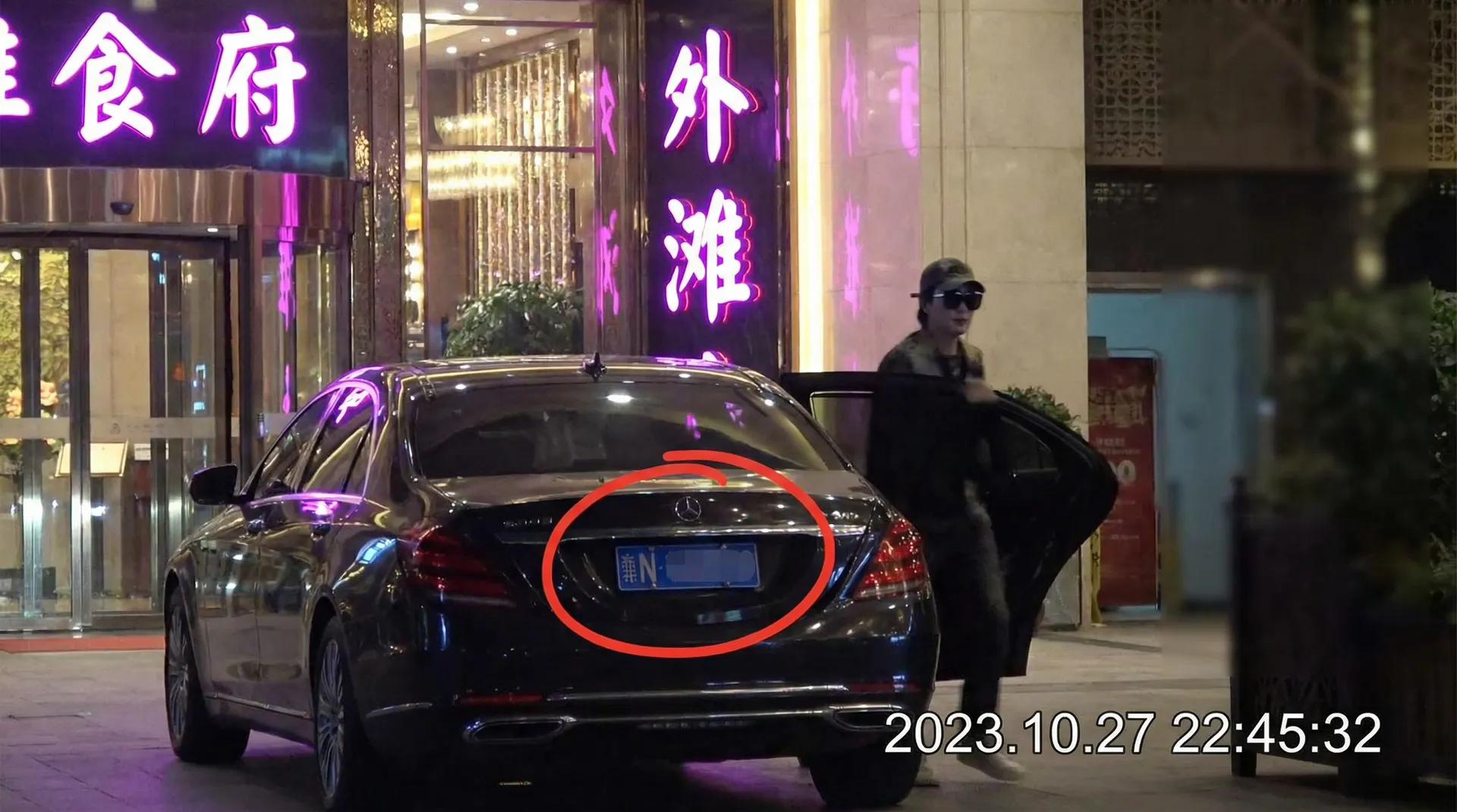 【暗网禁区官网】暗网禁区最新入口_暗网禁区实时更新 - 豪车餐厅外偷拍